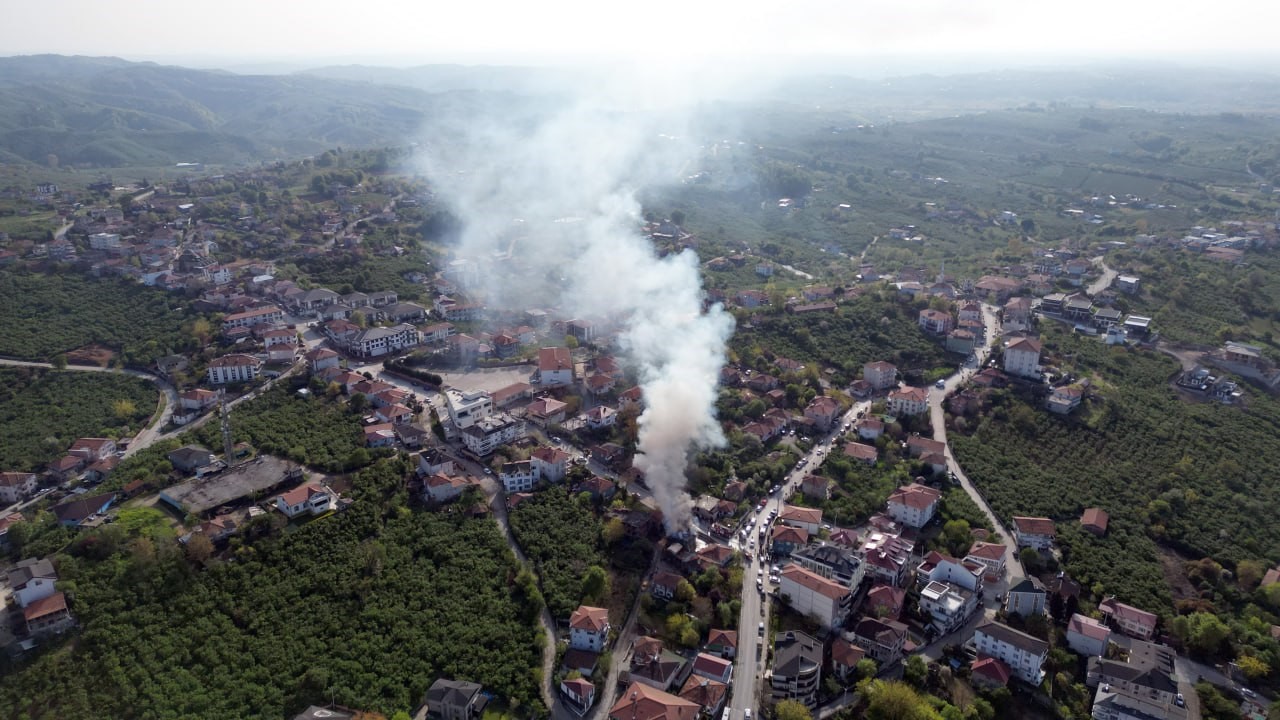 Alevlere teslim olan tek katlı ev kullanılmaz hale geldi