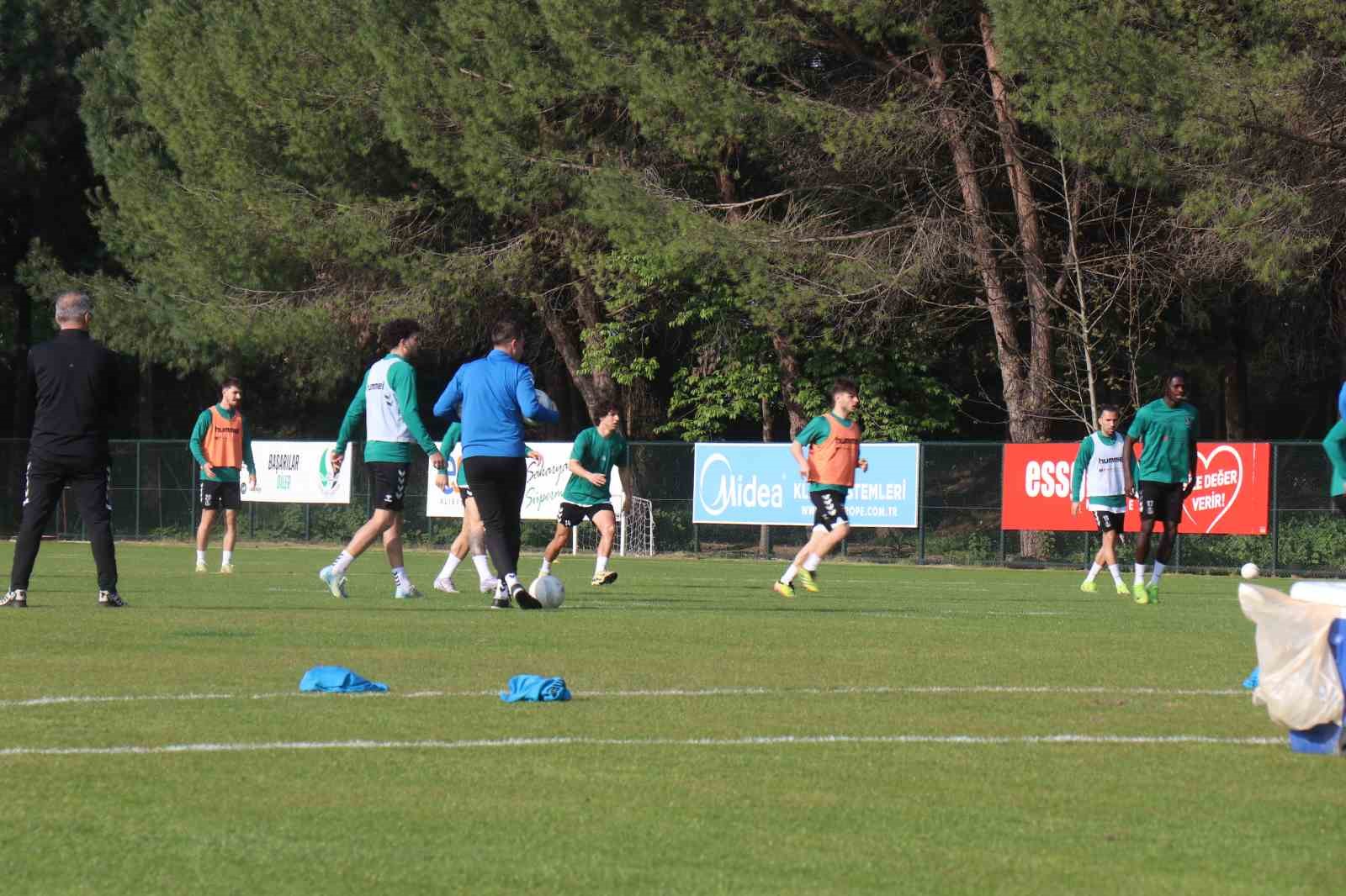 Sakaryaspor, İrfan Buz ile ilk idmanına &ccedil;ıktı
