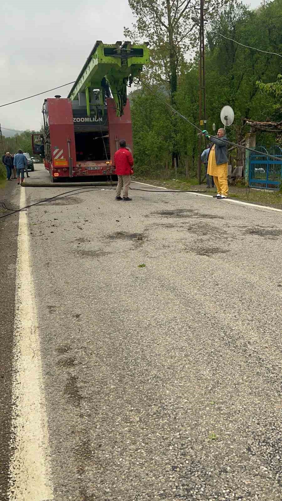 Tellere takılan tır interneti çökertti, trafiği felç etti