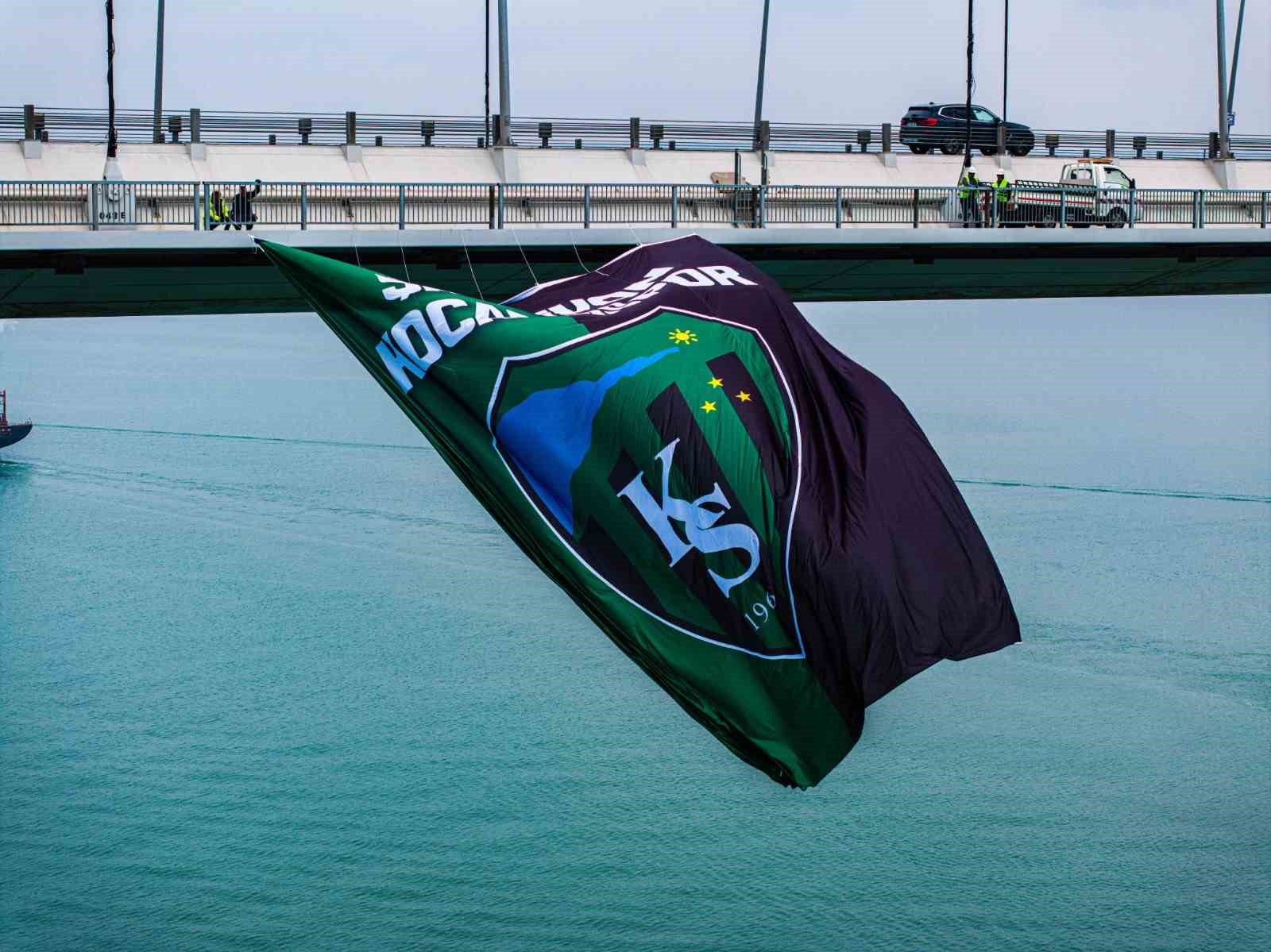 Büyükşehir, taraftarı kırmadı, Osmangazi Köprüsü’ne dev şampiyon Kocaelispor bayrağı asıldı
