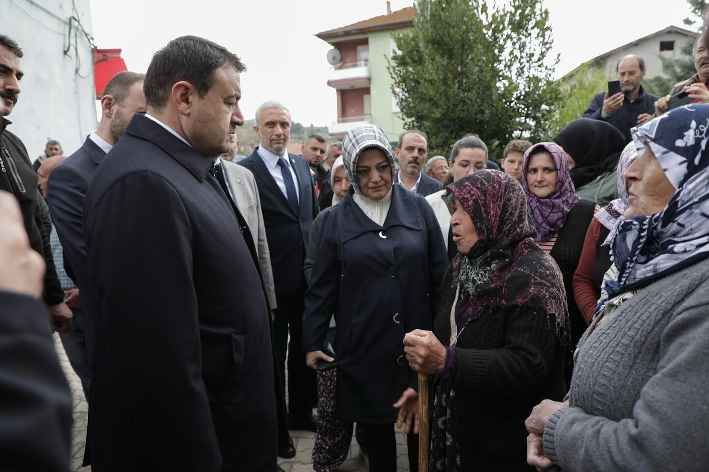 Vali Musa Işın ve milletvekillerinden deprem üssü Simav Yemişli köyüne geçmiş olsun ziyareti