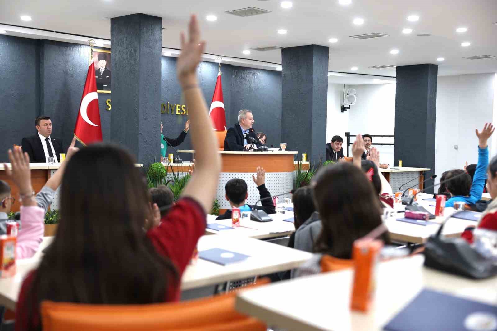 Belediye meclis üyeleri çocuklar oldu