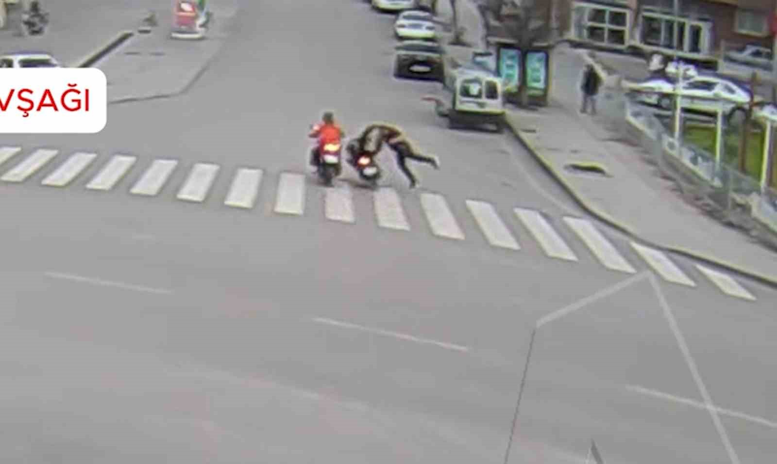 Motosiklet yayaya, ticari taksi elektrikli skutere çarptı: Kaza anları kamerada