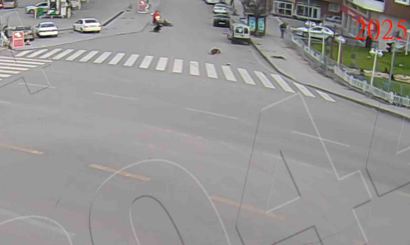 Motosiklet yayaya, ticari taksi elektrikli skutere çarptı: Kaza anları kamerada
