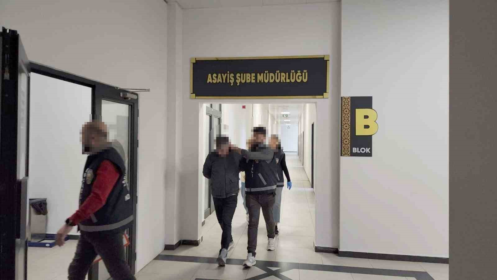 Kocaeli’de bir evden altın çalan 2 şüpheli yakalandı