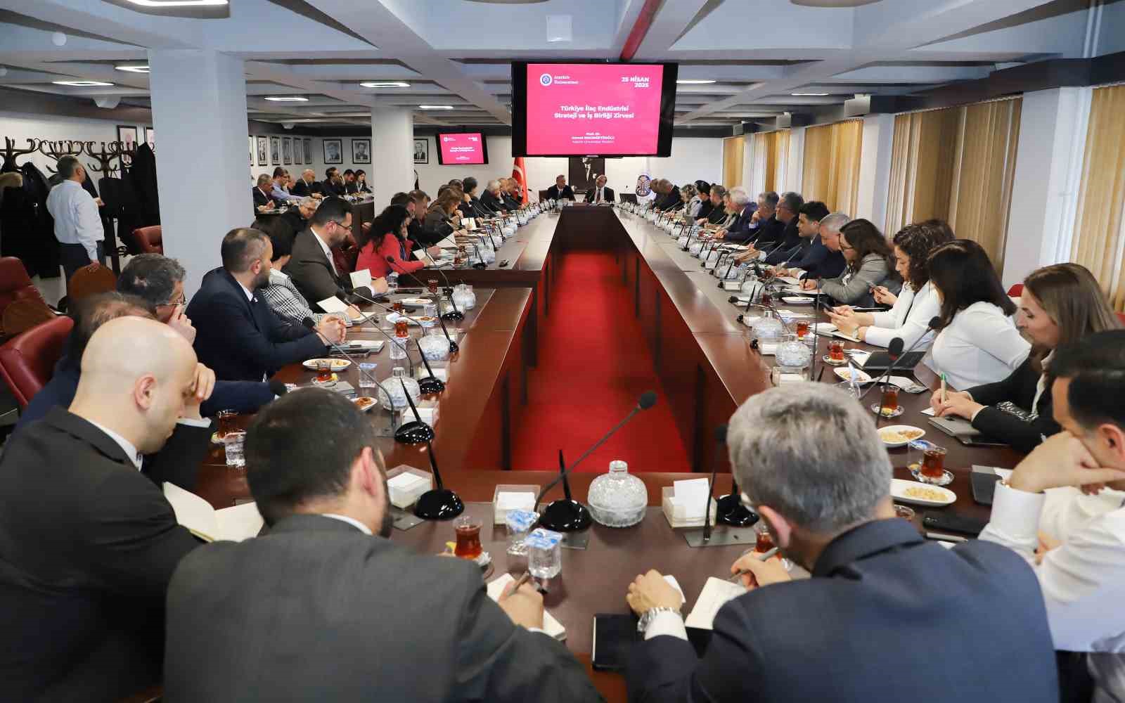 Rektör Hacımüftüoğlu, Türkiye ilaç endüstrisinin öncü isimleriyle bir araya geldi