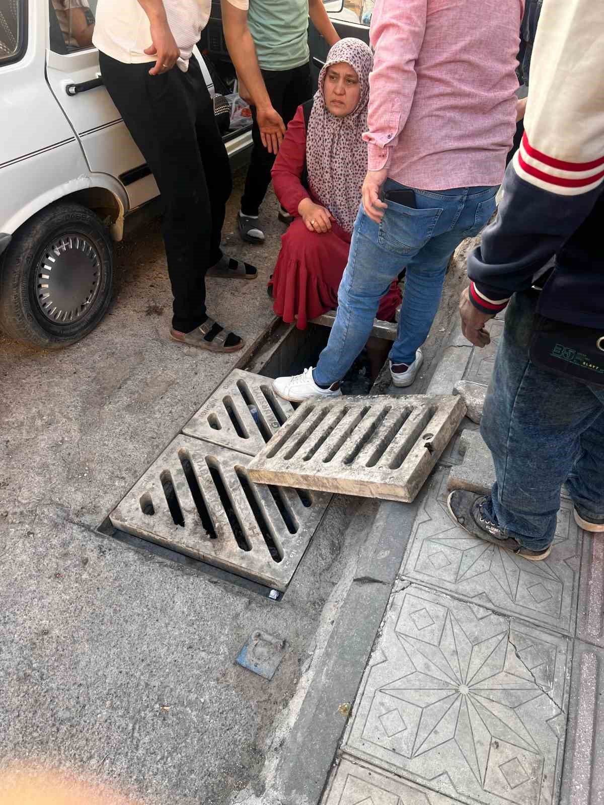 Ayağı mazgala sıkışan kadın zor anlar yaşadı
