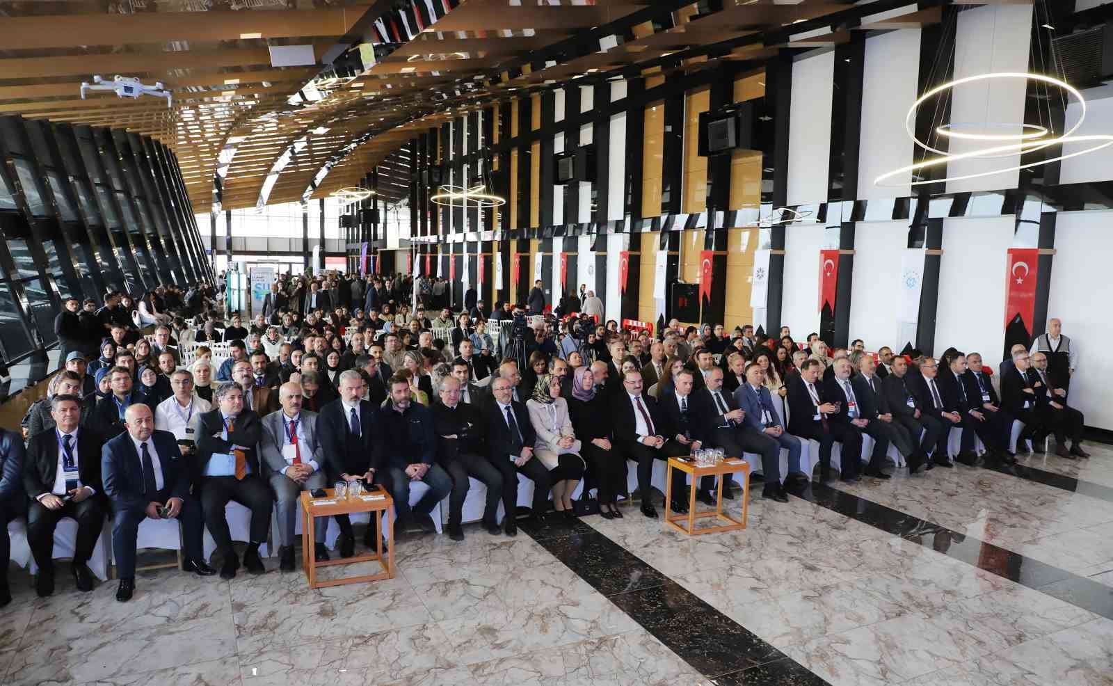 Moderatörlüğünü Rektör Hacımüftüoğlu’nun yaptığı "Kariyer yolculuğu söyleşisi" düzenlendi