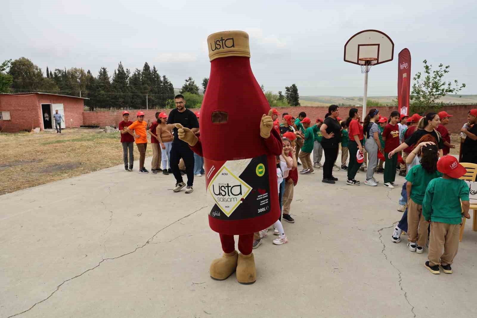 Çocuklar, şalgam adam maskotuyla gönüllerince eğlendi