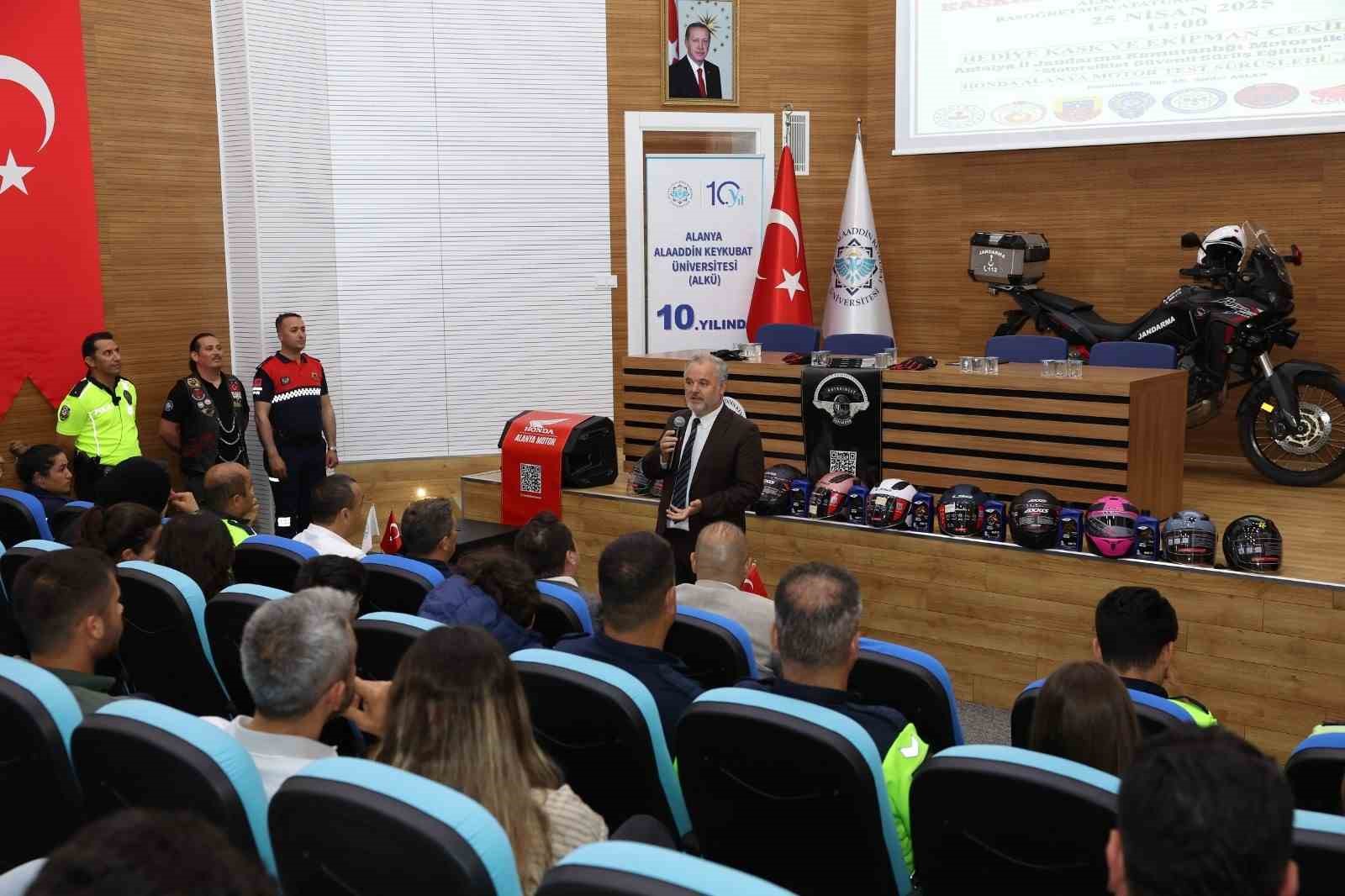 ALKÜ’de 10. yıl coşkusu devam ediyor