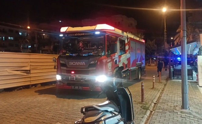 Alanya’da inşaatın koruma duvarı yıkıldı