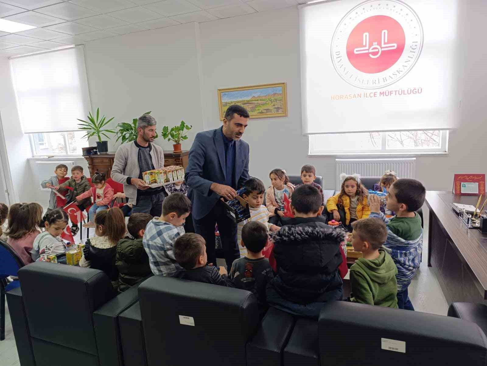 Koca y&uuml;rekli miniklerden Gazzeli kardeşlerine anlamlı destek
