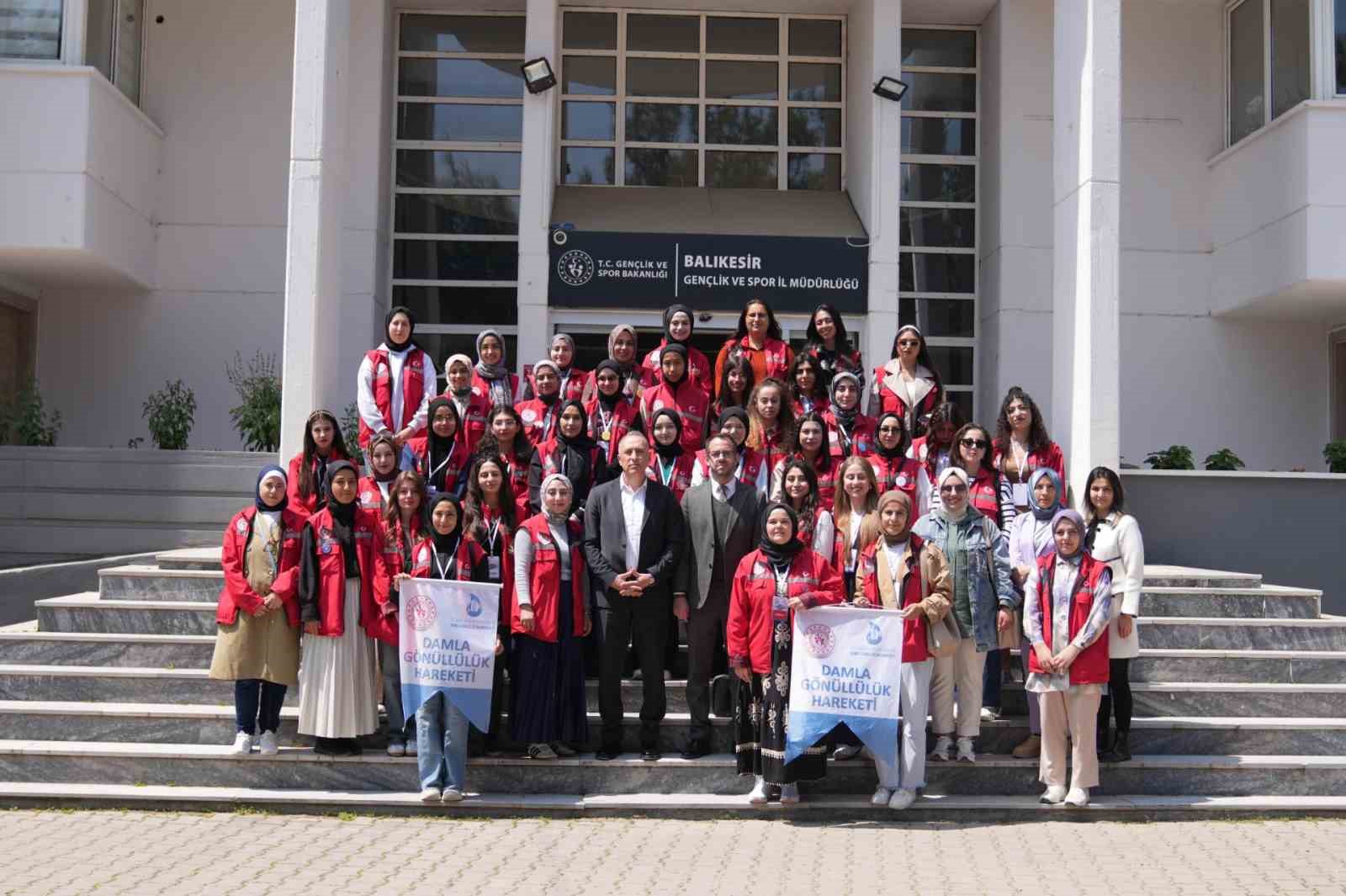 Balıkesir&rsquo;de g&ouml;n&uuml;ll&uuml; gen&ccedil;lerden &ccedil;evre temizliği
