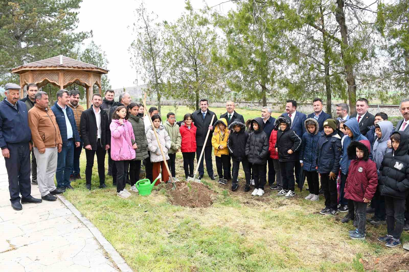 Yunus Emre’nin yolu, çocukların umudunda sürüyor