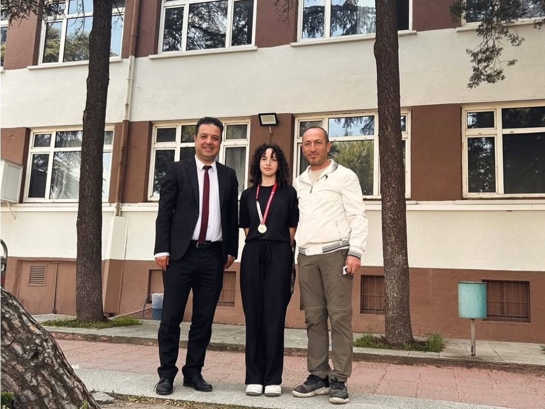 Lise Öğrencisi Betül Sarfın’dan gururlandıran başarı