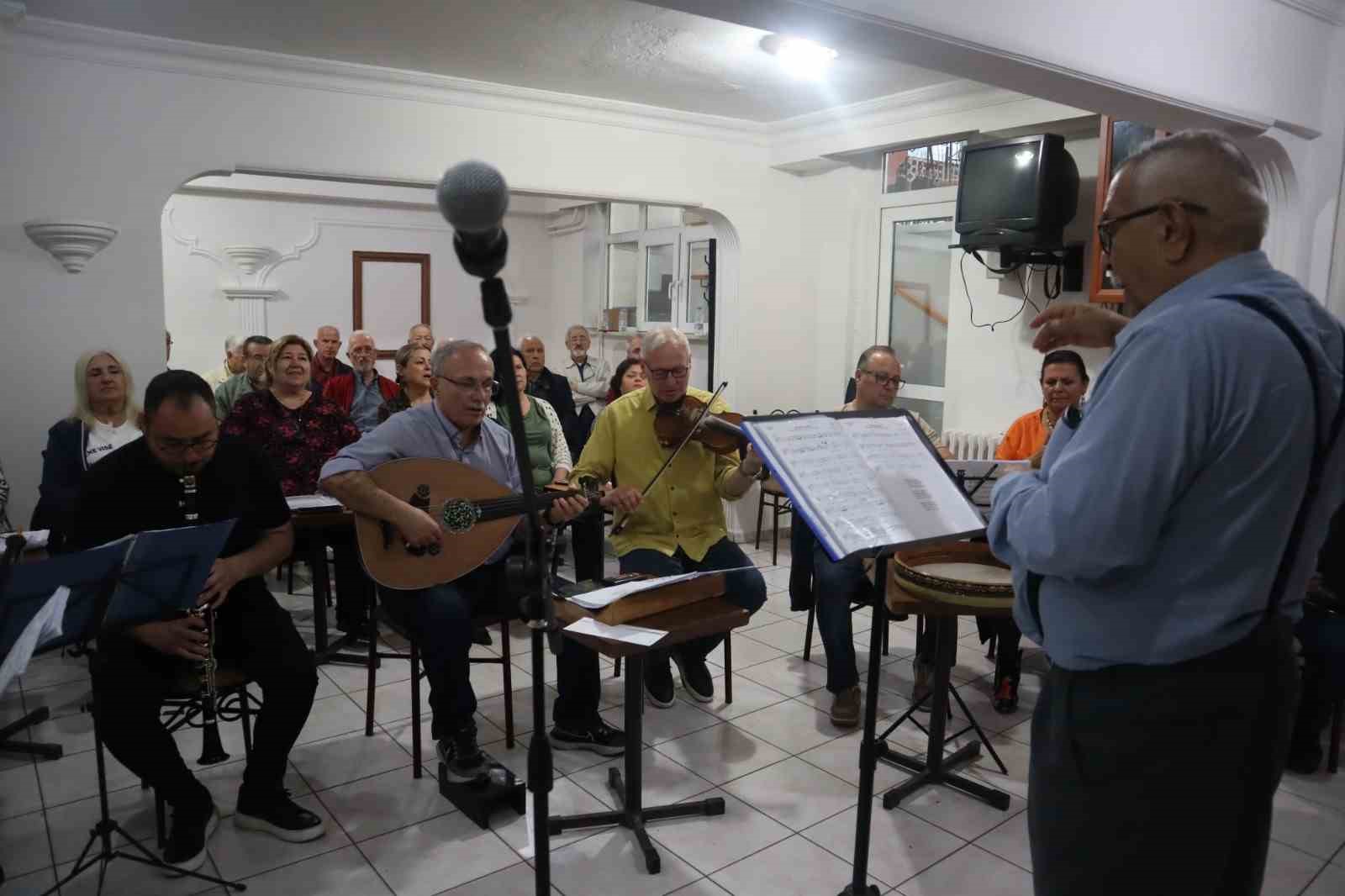 Emekli astsubaylardan Türk Sanat Müziğine destek