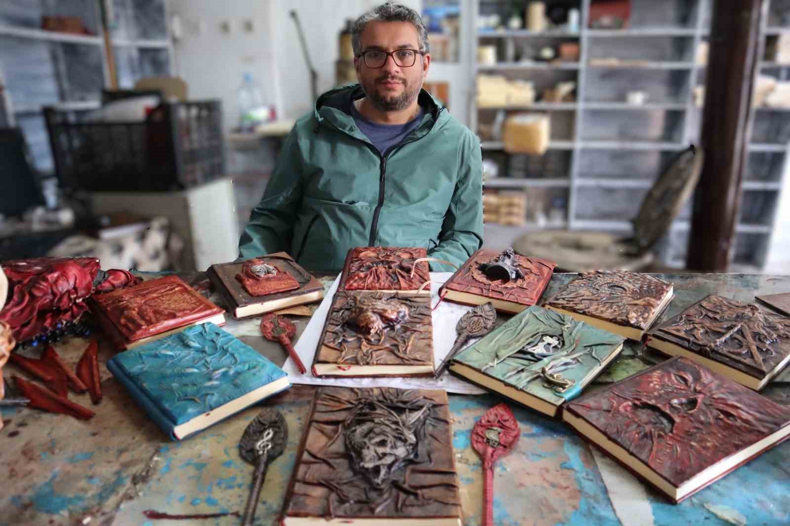 Defterleri deri kullanarak sanata dönüştürüyor