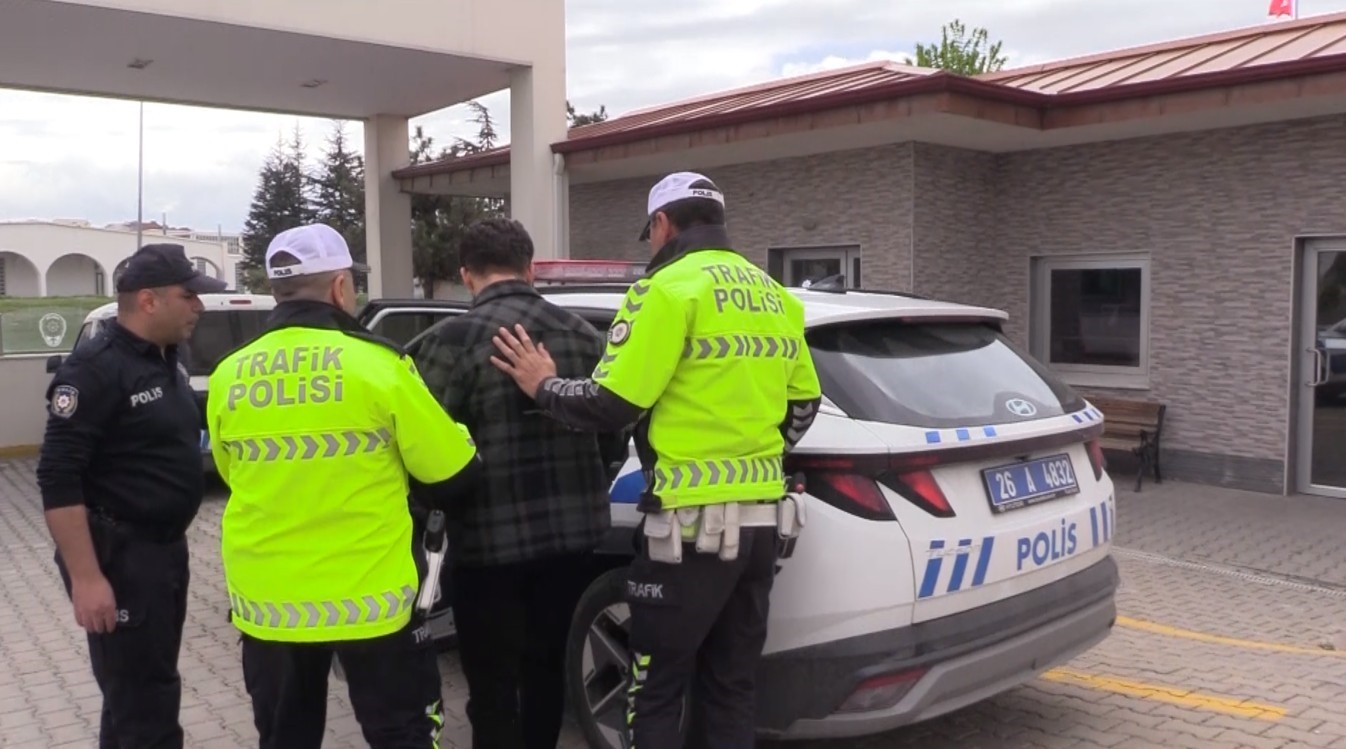 Telefonundan dizi izleyerek yolcu taşıyan minibüs şoförüne işlem yapıldı