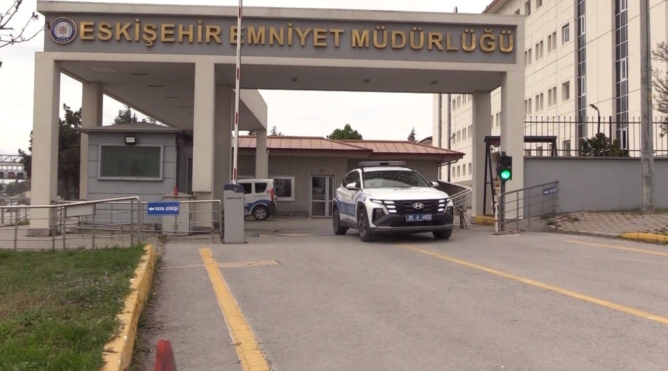 Telefonundan dizi izleyerek yolcu taşıyan minib&uuml;s şof&ouml;r&uuml;ne işlem yapıldı
