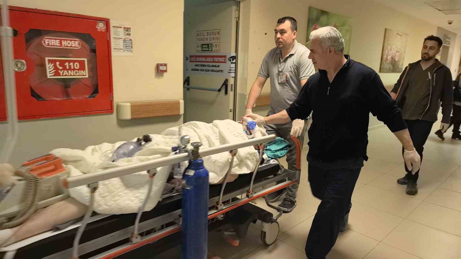 Motosikletin kontrolden çıkması ile birlikte genç sürücü duvara ve direğe çarptı