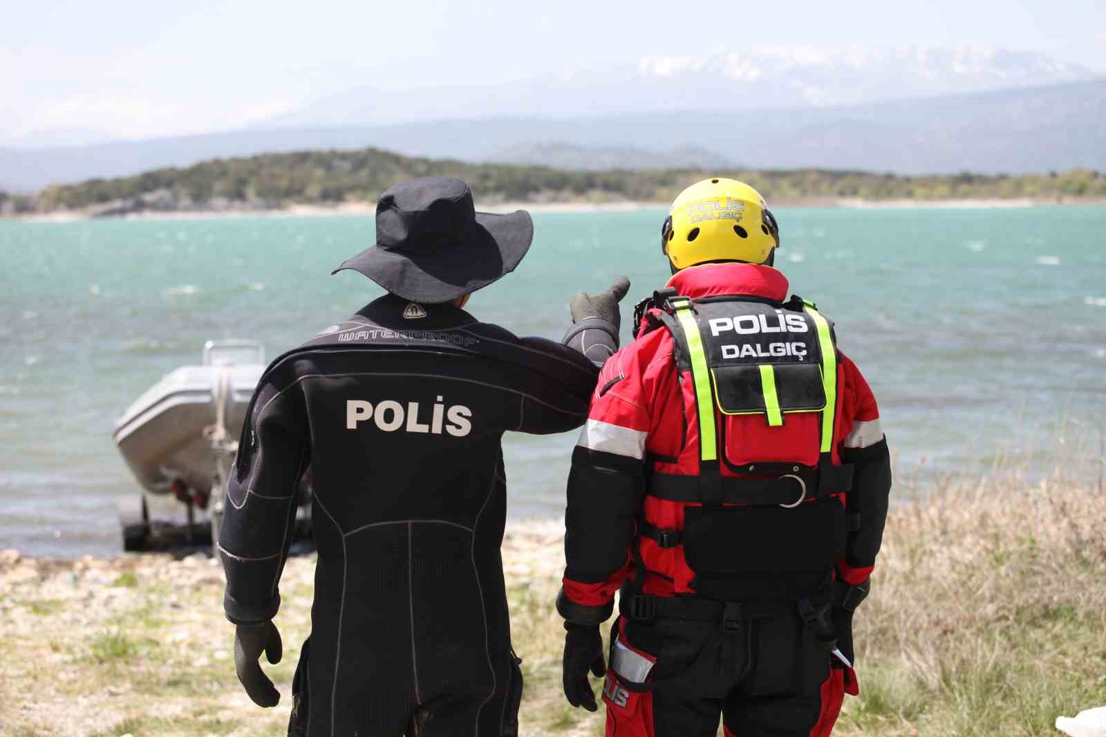 Kurbağa Adamlar, canlı birini kurtarma umuduyla gece gündüz çalışıyor