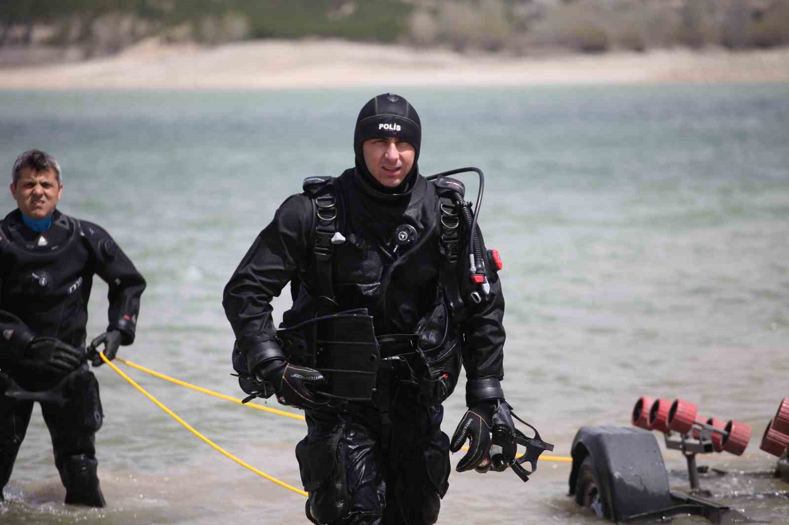 Kurbağa Adamlar, canlı birini kurtarma umuduyla gece gündüz çalışıyor