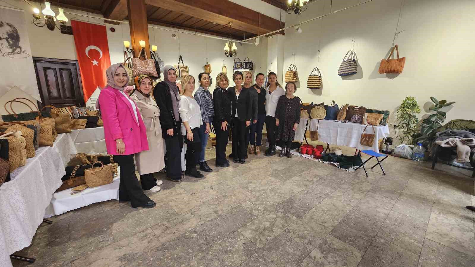 İnternetten hasır &ccedil;anta yapmayı &ouml;ğrenen girişimci şimdi kursiyerlerini eğitiyor
