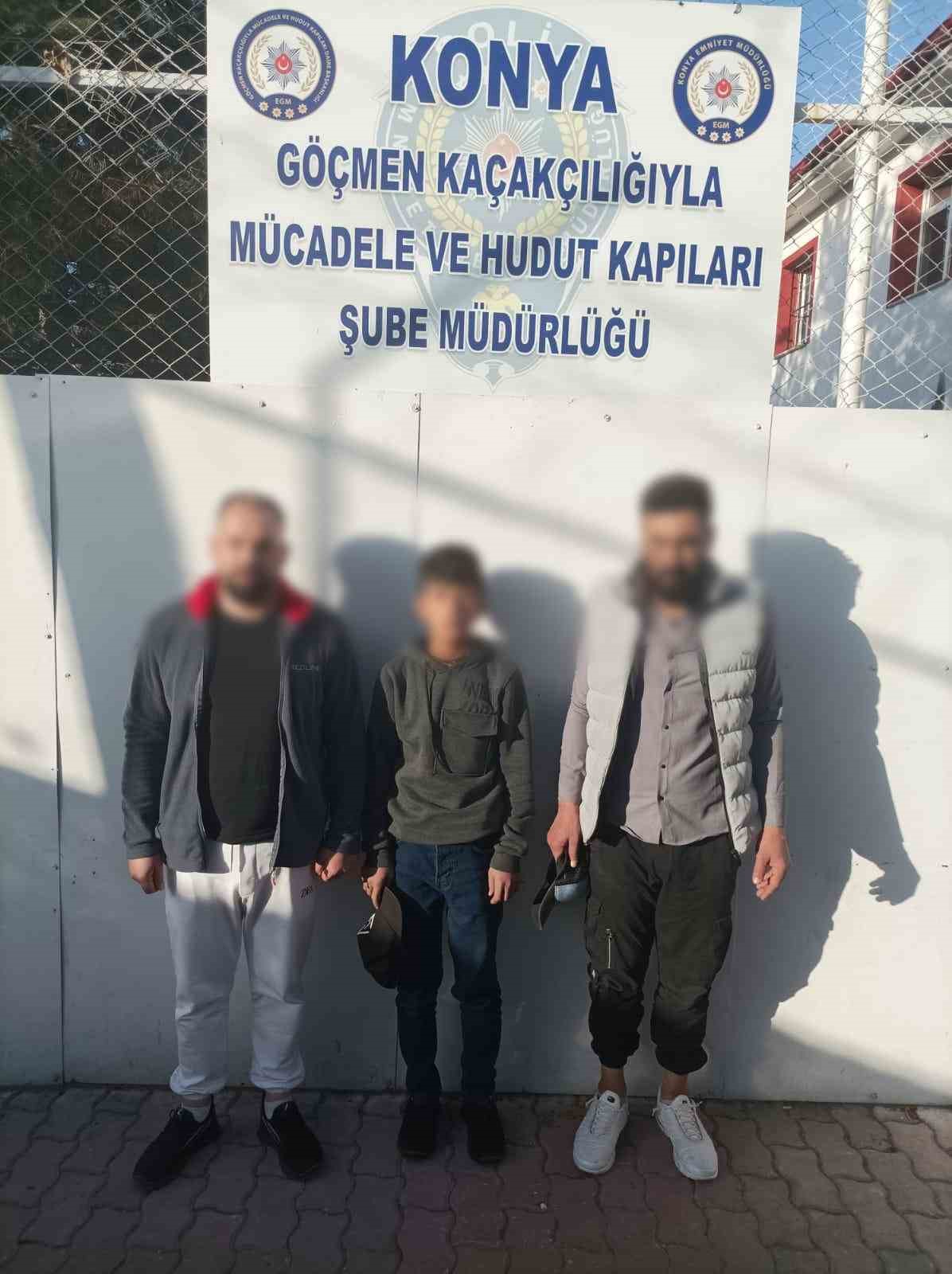 Konya polisi g&ouml;&ccedil;men ka&ccedil;ak&ccedil;ısını su&ccedil;&uuml;st&uuml; yakaladı

