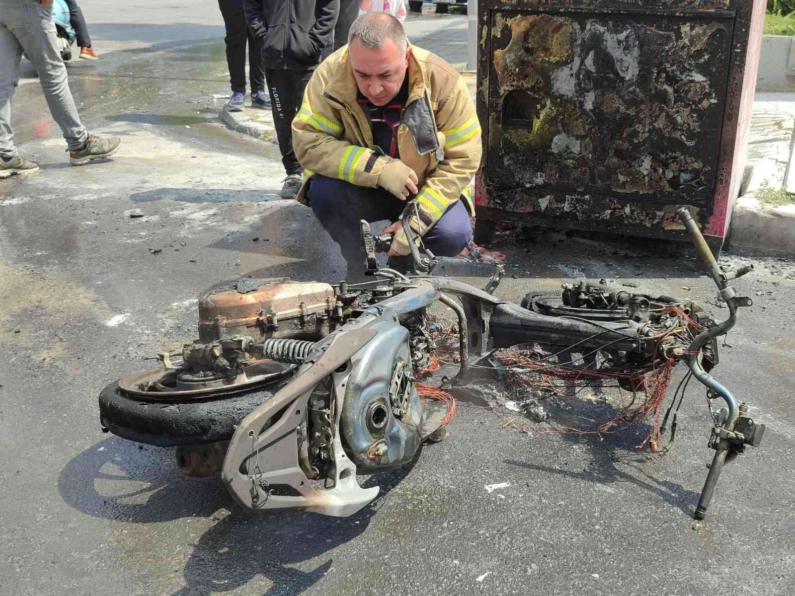 Bahçelievler’de motosiklet alev alev yandı