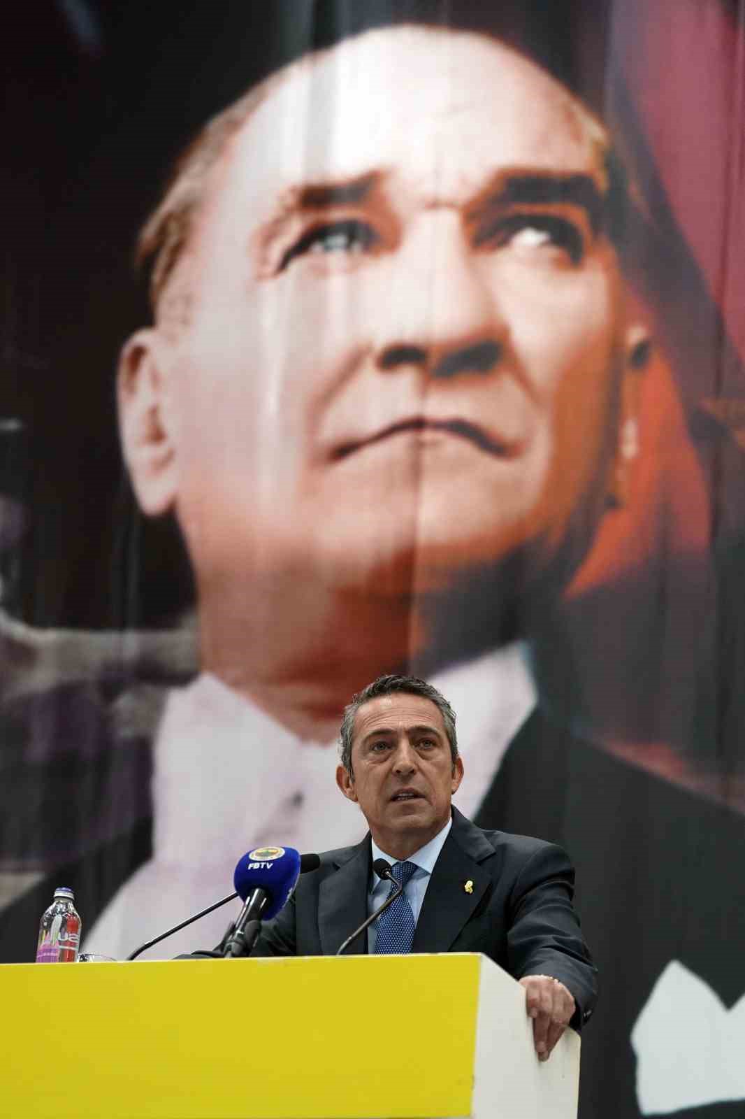 Fenerbahçe Başkanı Ali Koç: "Fenerbahçemiz, her olumsuz gelişmeden sonra kongre tartışmalarına sürüklenecek, sosyal medyadaki algılarla başkan değiştirecek, tribünden yapılan tezahüratlarla yönetim kurulunu değiştirecek bir kurum değildir ve olmamalıdır."
