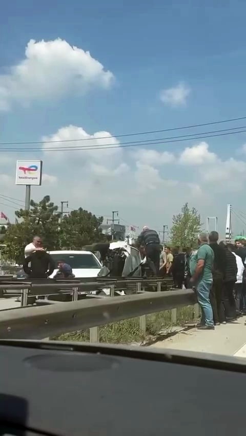 Çarpıştığı otomobil ile bariyer arasında sıkıştı