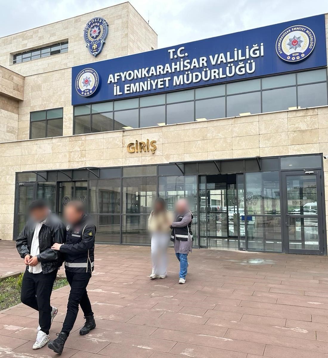 Telefon dolandırıcılığı yapan 2 kişiden biri tutuklandı