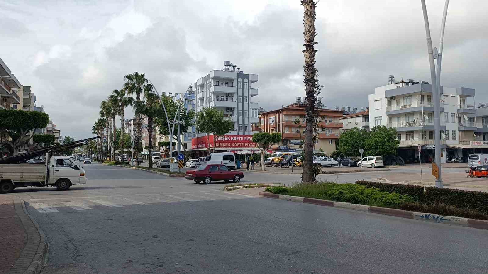 Hatalı d&ouml;n&uuml;ş yapan otomobil, motosikletli kadına kaza yaptırdı
