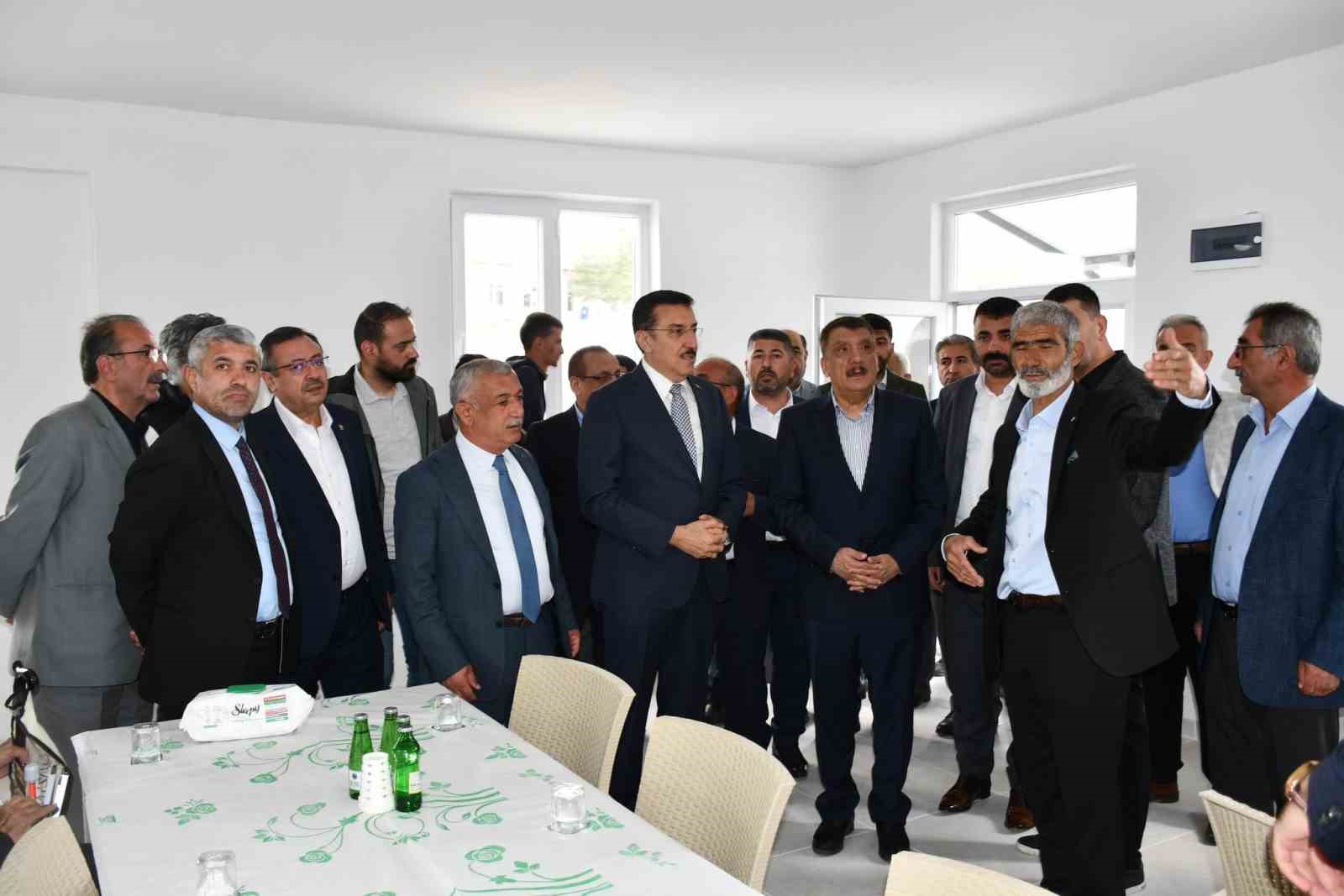 Levent Camii dualarla ibadete a&ccedil;ıldı
