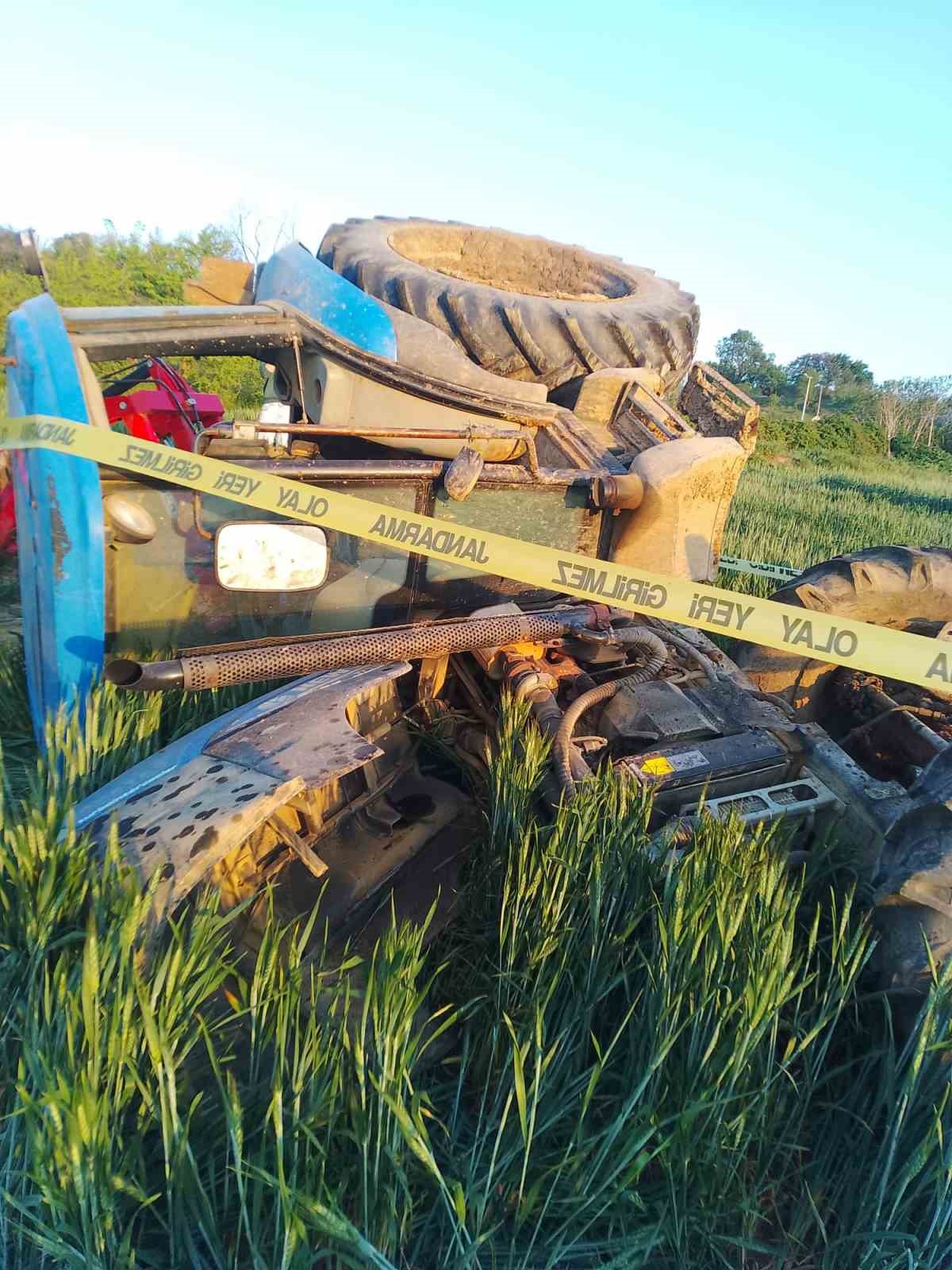 Devrilen traktörün sürücüsü hayatını kaybetti