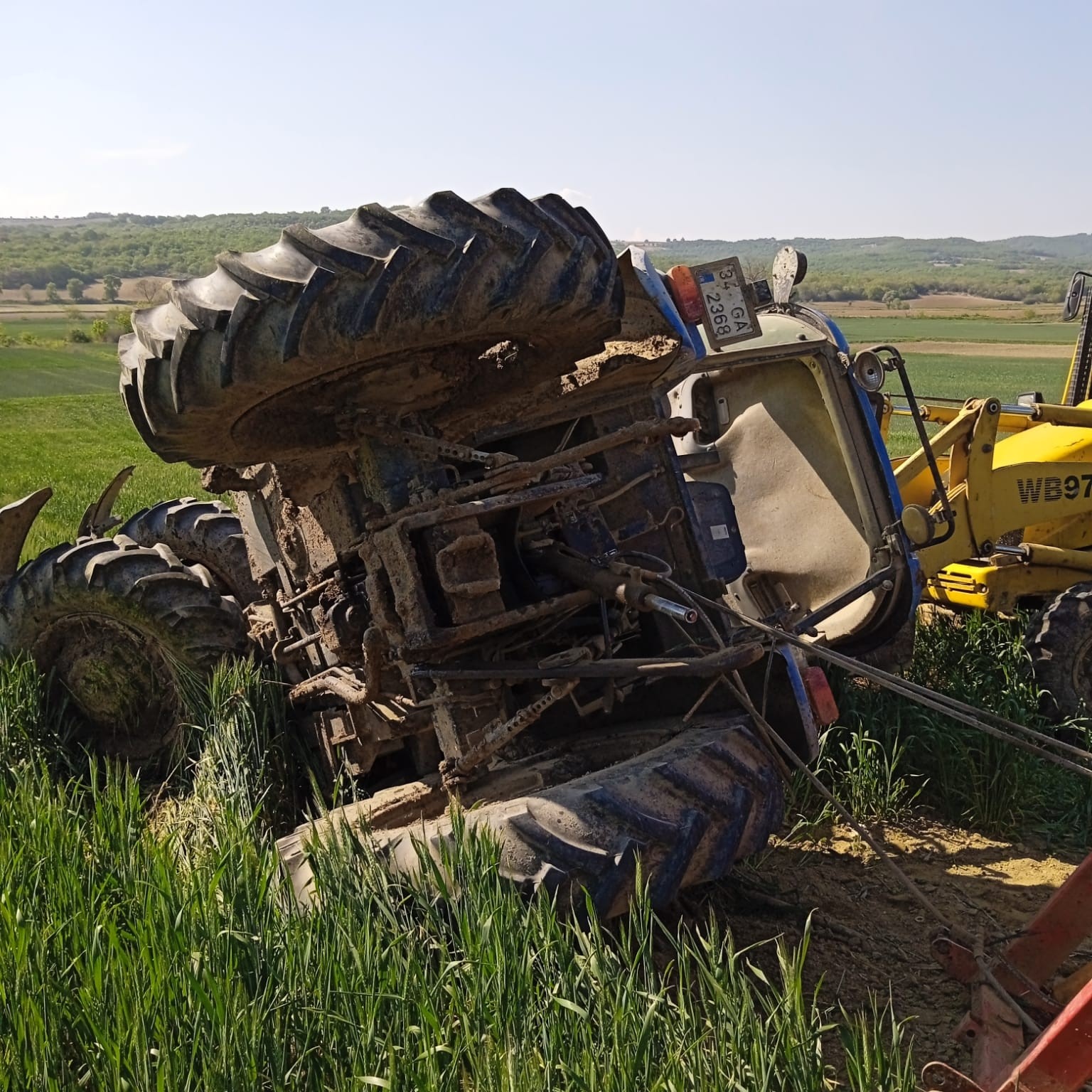 Devrilen trakt&ouml;r&uuml;n s&uuml;r&uuml;c&uuml;s&uuml; hayatını kaybetti
