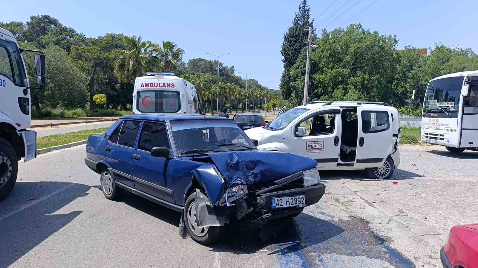 Önünde seyreden araca arkadan çarptı, o anlar güvenlik kamerasına yansıdı