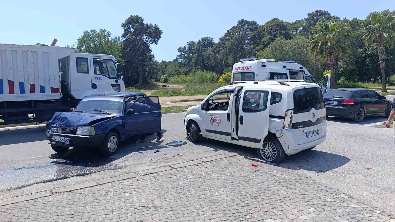 &Ouml;n&uuml;nde seyreden araca arkadan &ccedil;arptı, o anlar g&uuml;venlik kamerasına yansıdı
