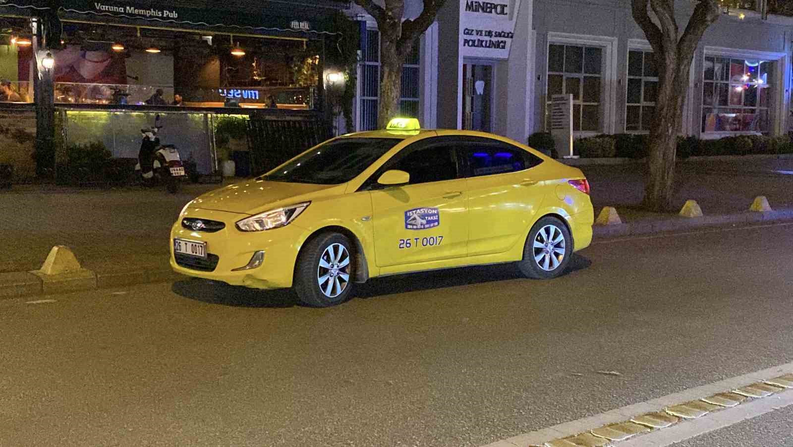 U d&ouml;n&uuml;ş&uuml; yapan ticari ara&ccedil; motosikletle &ccedil;arpıştı: 1 yaralı
