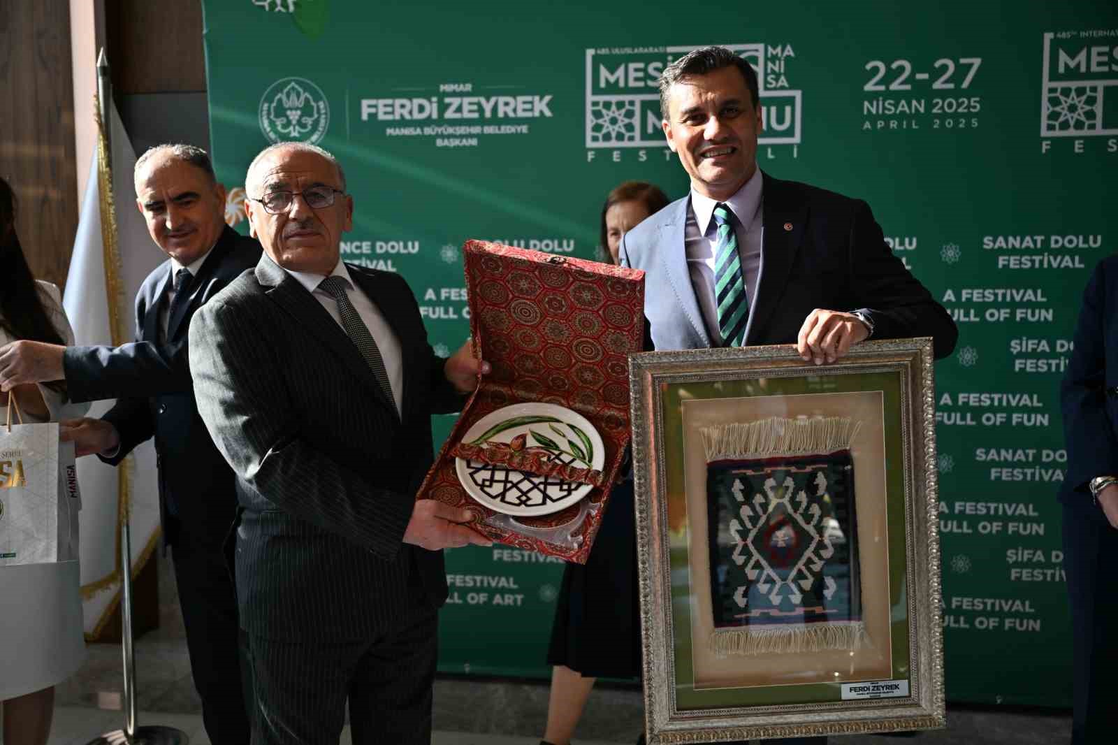 Mesir Festivali’nde hediyeler ve gönüller buluştu