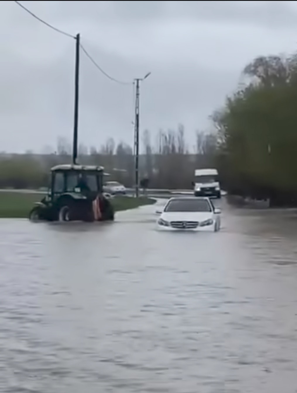 Tutak’ta yağmur köy yolunu göle çevirdi