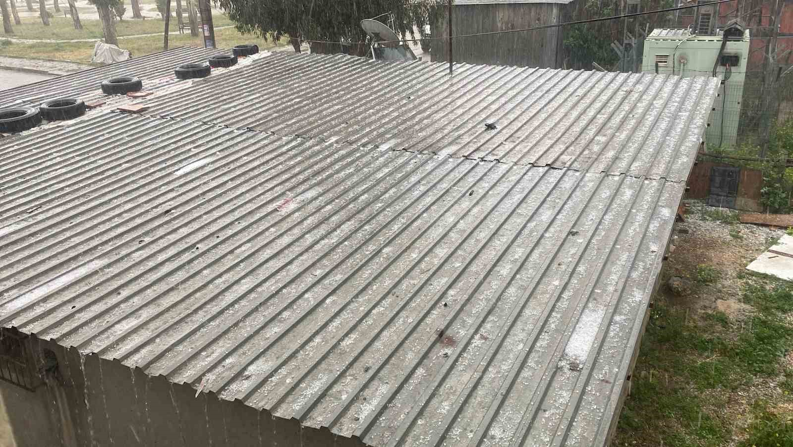 Mersin’de kuvvetli yağış hayatı olumsuz etkiledi