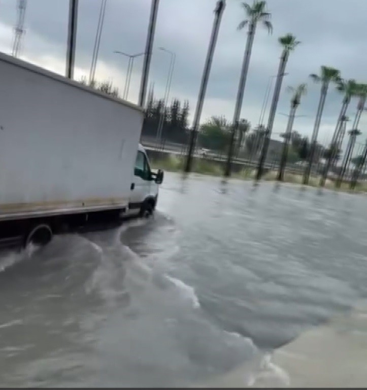 Mersin&rsquo;de kuvvetli yağış hayatı olumsuz etkiledi
