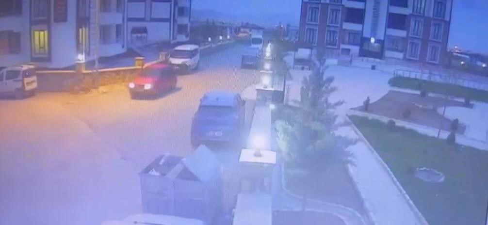 Geri giderken park halindeki araca &ccedil;arptı
