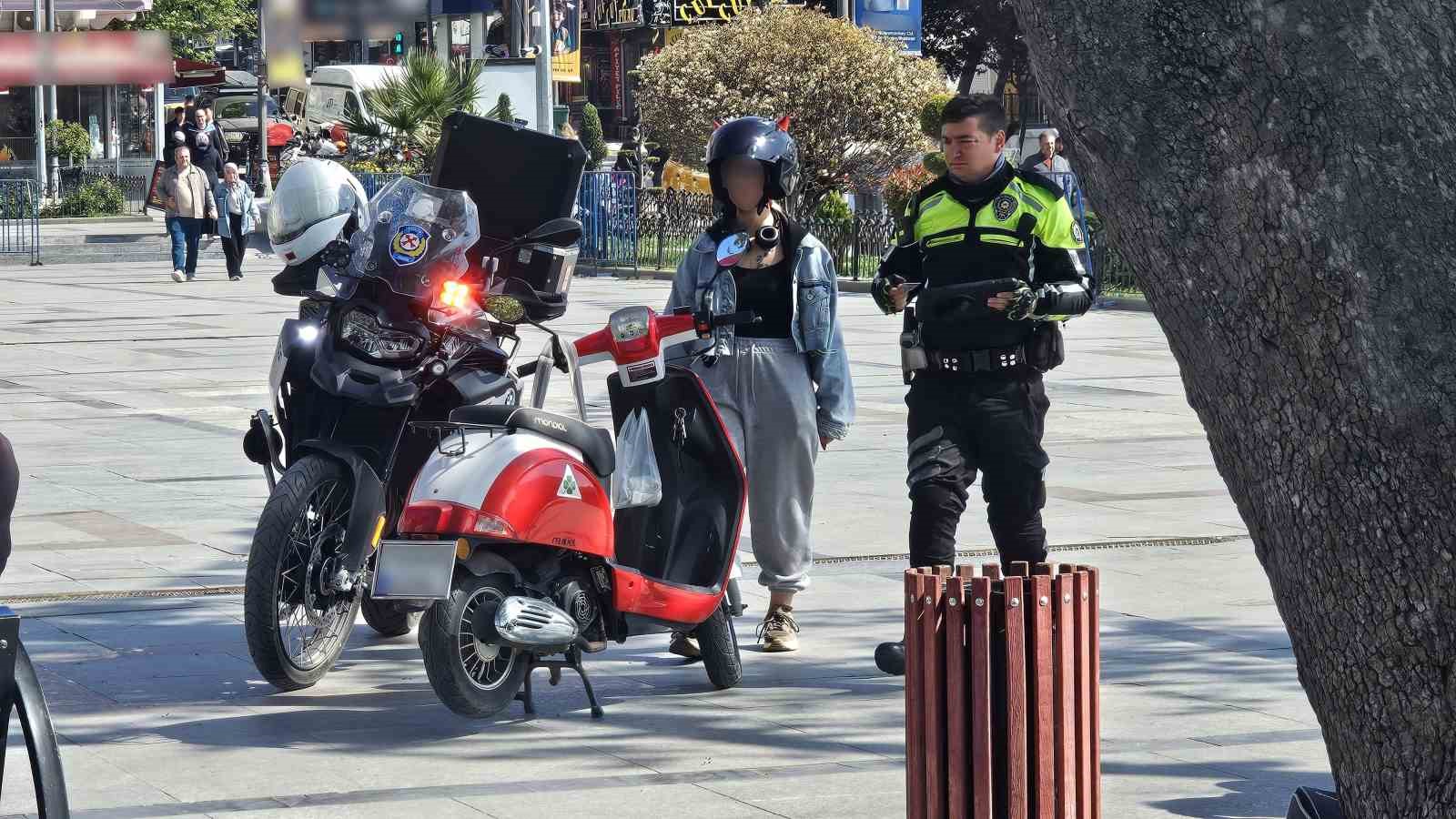 Bandırma’da trafiğe kapalı alanlarda motosiklet sorunu büyüyor