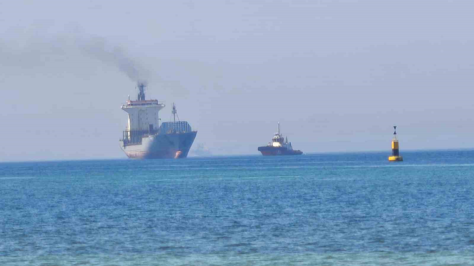 Çanakkale Boğazı’ndan geçen konteyner gemisi makine arızası yaptı
