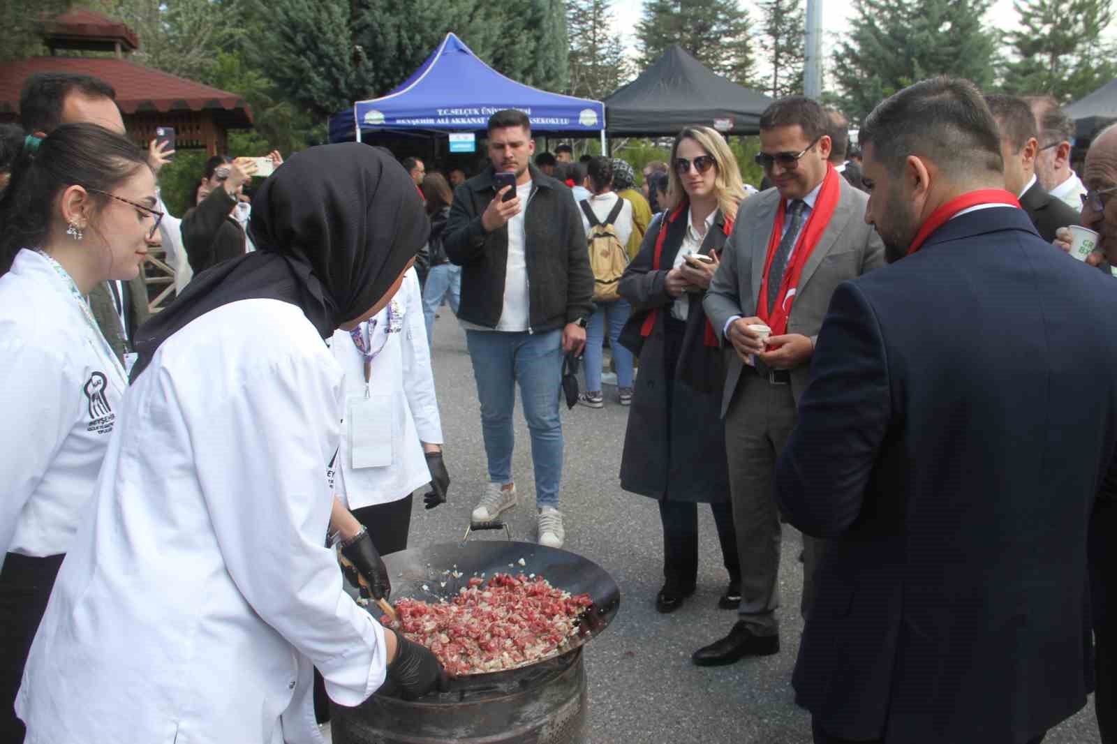 Beyşehir’deki festivalde yöresel lezzetler de görücüye çıkarıldı
