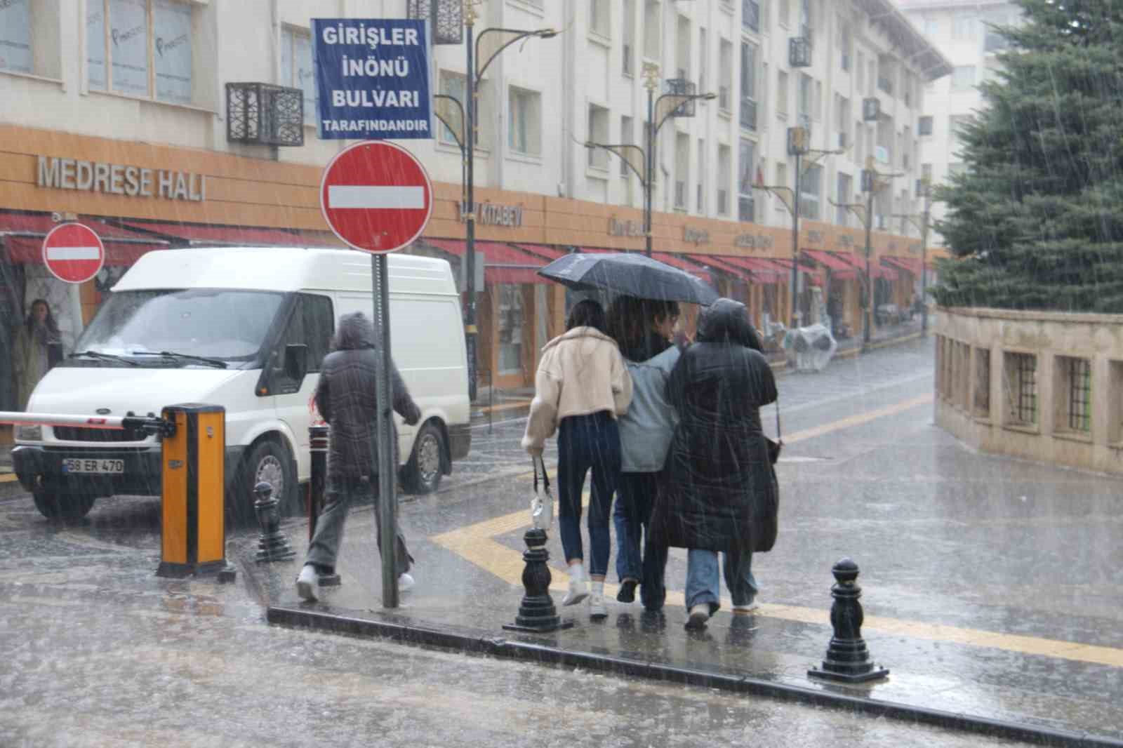 Dolu aniden bastırdı, korunma y&ouml;ntemleri dikkat &ccedil;ekti

