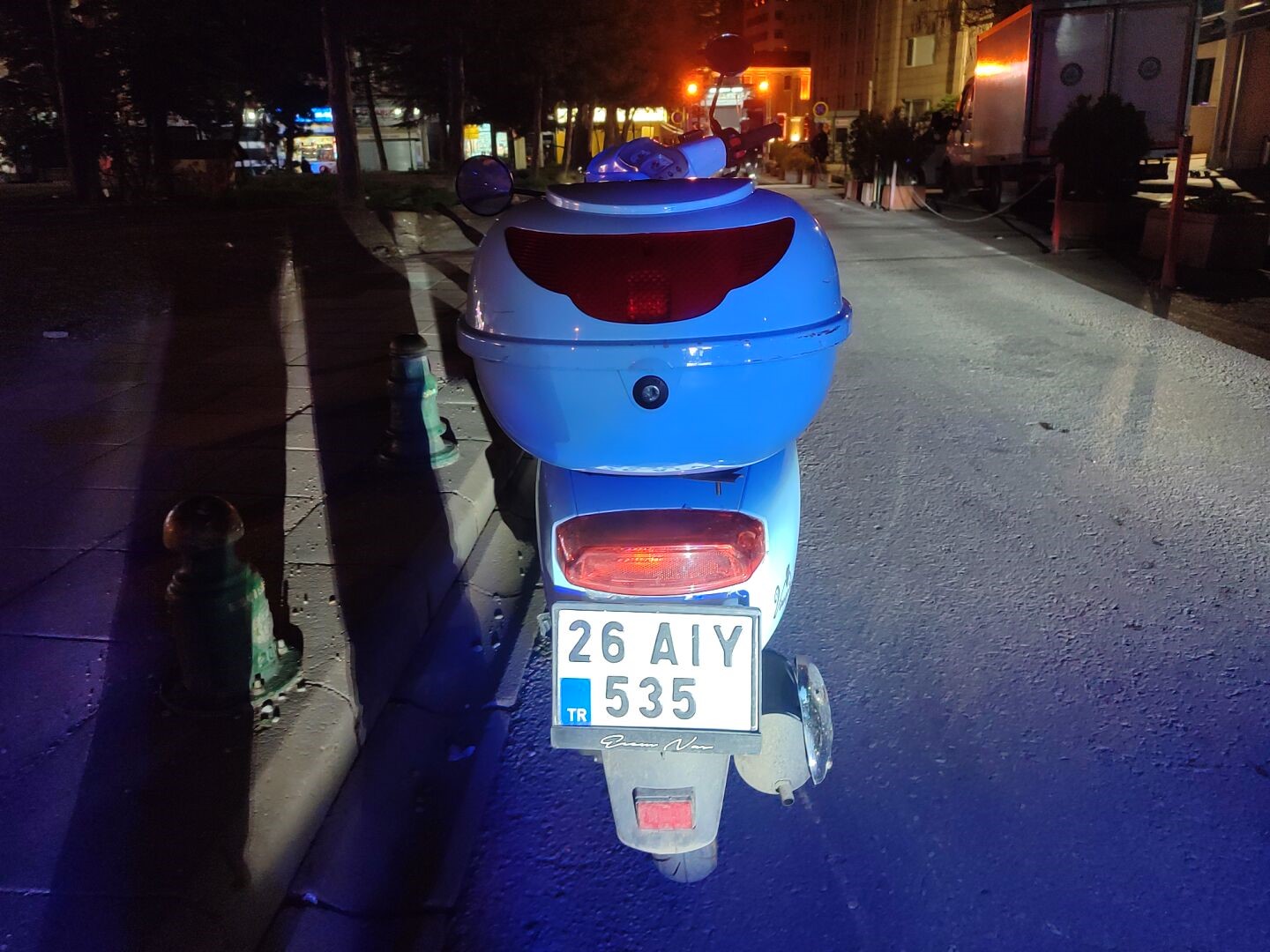 Kendi sürdüğü motosikletten düşen sürücü yaralandı