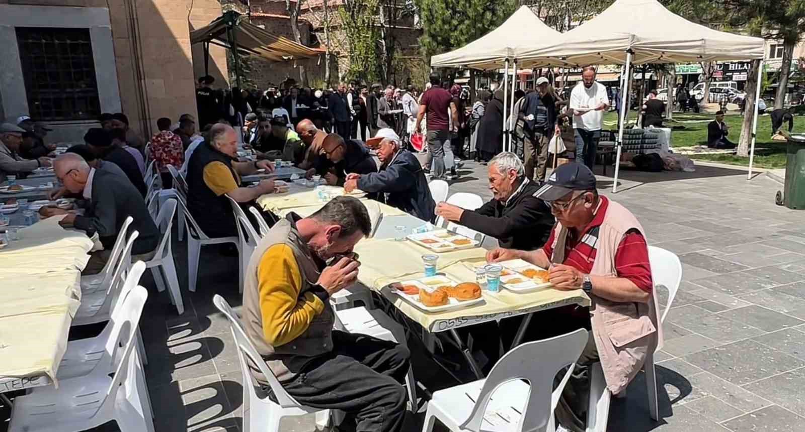 İmaret Camii’nde yüzlerce yıllık yemek dağıtım geleneği yaşatılıyor
